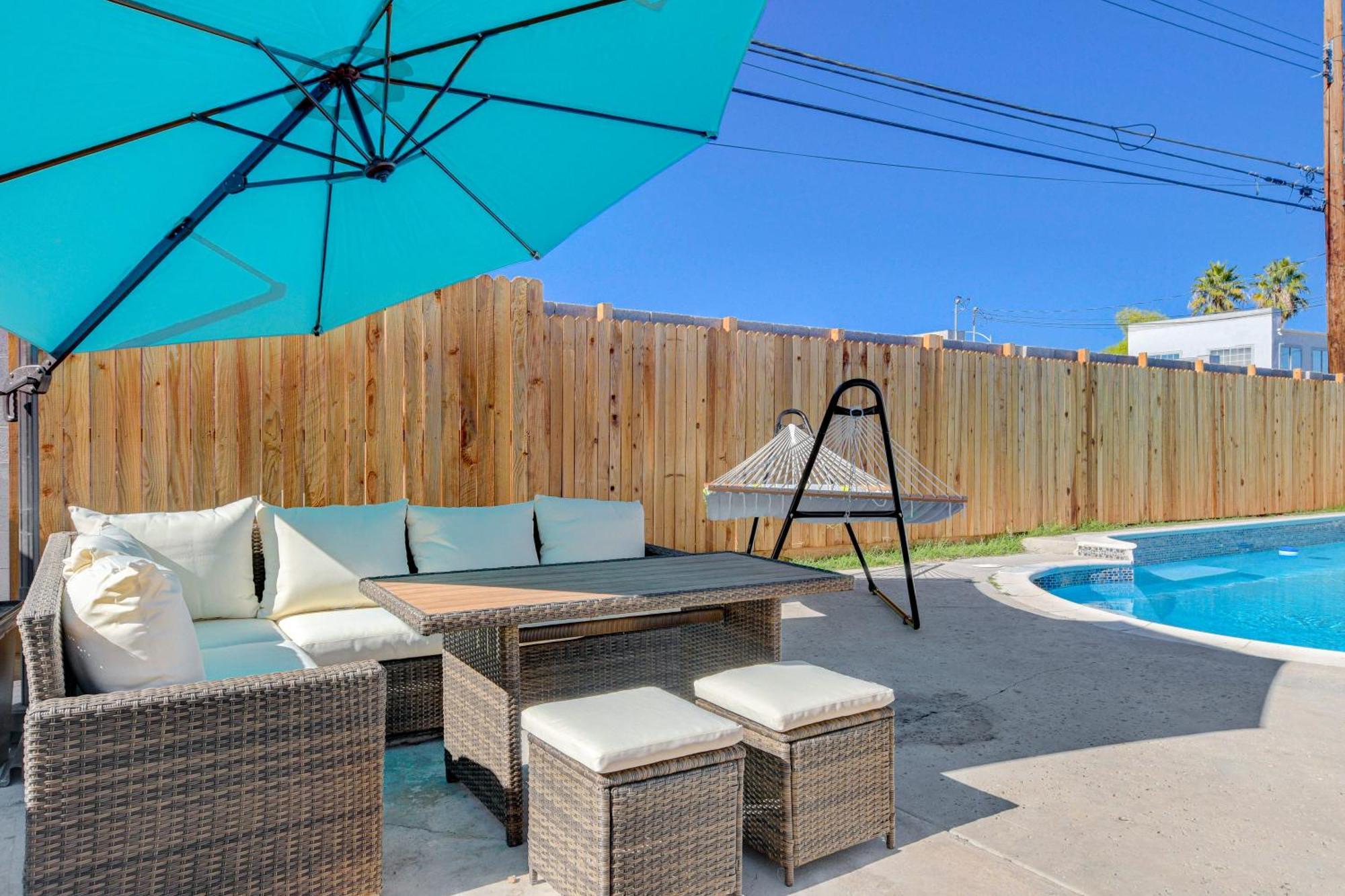 Lady Luck Oasis Large Pool Central Dogs Welcome Las Vegas Exterior photo