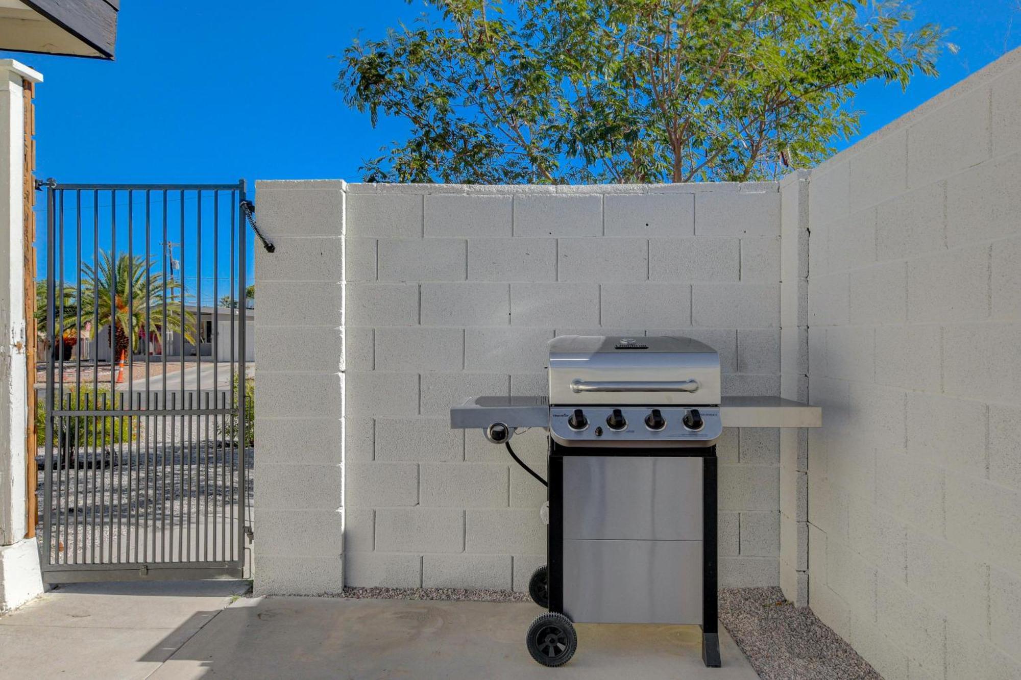Lady Luck Oasis Large Pool Central Dogs Welcome Las Vegas Exterior photo